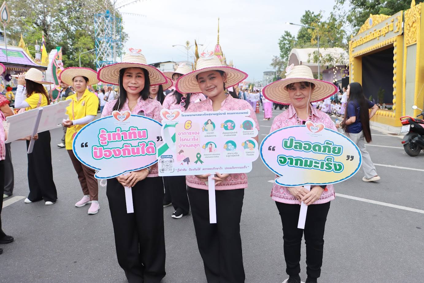 แพทย์หญิงนิธิมา ศรีเกตุ ผู้อำนวยการโรงพยาบาลมะเร็งสุราษฎร์ธานี กรมการแพทย์  นางอุไรวรรณ ศุภศิลป์ รองผู้อำนวยการด้านการพยาบาล นางสาวจริยา มาสุข รองผู้อำนวยการด้านอำนวยการ พร้อมด้วยบุคลากร โรงพยาบาลมะเร็งสุราษฎร์ธานี ร่วมกับสำนักสงฆ์ศรีสมนึกบำรุงธรรม เข้าร่วมงานประเพณีลากพระหรือชักพระ  จังหวัดสุราษฎร์ธานี ประจำปี 2568  เป็นการแสดงออกถึงความพร้อมเพรียง ความสามัคคีพร้อมใจ ในการทำบุญ ณ บริเวณริมเขื่อนแม่น้ำตาปี อำเภอเมืองสุราษฎร์ธานี  จังหวัดสุราษฎร์ธานี ในวันพุธที่ 8 ตุลาคม 2568