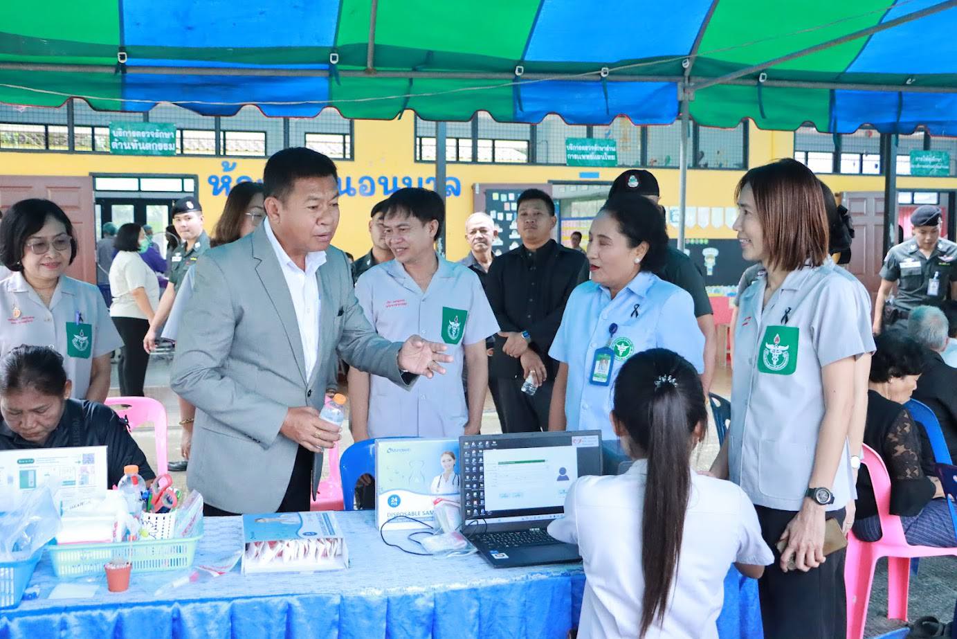 แพทย์หญิงนิธิมา ศรีเกตุ ผู้อำนวยการโรงพยาบาลมะเร็งสุราษฎร์ธานี กรมการแพทย์ นางอุไรวรรณ ศุภศิลป์ รองผู้อำนวยการด้านการพยาบาล พร้อมด้วยบุคลากรโรงพยาบาลมะเร็งสุราษฎร์ธานีนำรถพระราชทานเคลื่อนที่