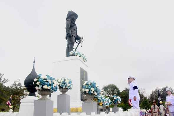 นางสาวสุพรรณี ปานดี พยาบาลวิชาชีพชำนาญการพิเศษ นางสาวนงเยาว์ ชิลวรรณ์ นักสาธารณสุขชำนาญการ  นางสาวอรสา สุขราช นักวิชาการการเงินและบัญชีปฎิบัติการ นางสาวอรวรรณ มากแก้ว นักสังคมสงคราะห์ ตัวแทนบุคลากร โรงพยาบาลมะเร็งสุราษฎร์ธานี กรมการแพทย์ เข้าร่วมพิธีวางพวงมาลาถวายราชสักการะพระบาทสมเด็จพระมงกุฎเกล้าเจ้าอยู่หัว