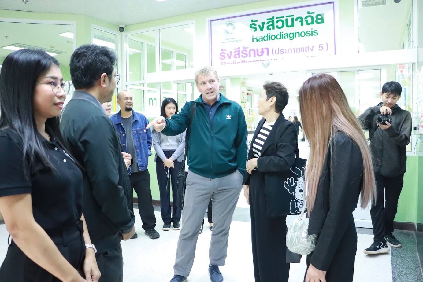 แพทย์หญิงนิธิมา ศรีเกตุ ผู้อำนวยการโรงพยาบาลมะเร็งสุราษฎร์ธานี กรมการแพทย์ พร้อมด้วยคณะกรรมการบริหาร และผู้เกี่ยวข้อง ต้อนรับคณะศึกษาดูงานด้านการจัดทำทะเบียนมะเร็งจากสถาบันมะเร็งแห่งชาติ กรมการแพทย์ และ องค์กรวิจัยโรคมะเร็งนานาชาติ (International Agency For Research on Cancer : IARC)