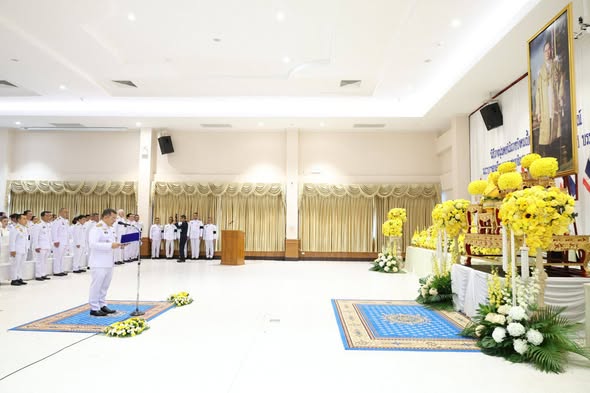 คณะบุคลากรโรงพยาบาลมะเร็งสุราษฎร์ธานี กรมการแพทย์  เข้าร่วมพิธีวางพานพุ่มดอกไม้ถวายราชสักการะ เนื่องในวันคล้ายวันพระบรมราชสมภพ พระบาทสมเด็จพระบรมชนกาธิเบศ มหาภูมิพลอดุลยเดชมหาราช บรมนาถบพิตร วันชาติ และวันพ่อแห่งชาติ 5 ธันวาคม 2568