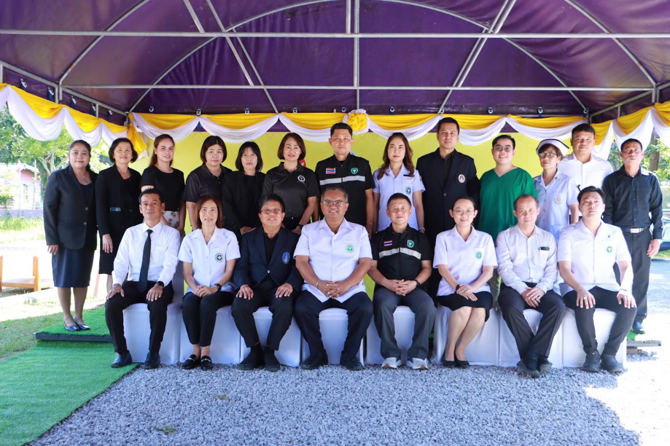 แพทย์หญิงนิธิมา ศรีเกตุ ผู้อำนวยการโรงพยาบาลมะเร็งสุราษฎร์ธานี กรมการแพทย์ พร้อมด้วยบุคลากรโรงพยาบาลมะเร็งสุราษฎร์ธานี ออกหน่วยโครงการจิตอาสา รณรงค์คัดกรองมะเร็งลำไส้ใหญ่ ด้วยการส่องกล้อง Colonoscopy เฉลิมพระเกียรติ เนื่องในโอกาสวันเฉลิมพระชนมพรรษา พระบาทสมเด็จพระเจ้าอยู่หัว 72 พรรษา