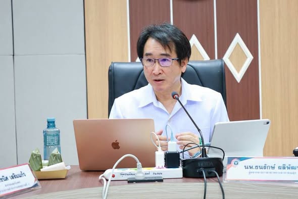 แพทย์หญิงนิธิมา ศรีเกตุ ผู้อำนวยการโรงพยาบาลมะเร็งสุราษฎร์ธานี กรมการแพทย์ เข้าร่วมประชุมคณะกรรมการบริหารเขตสุขภาพที่ 11 ครั้งที่ 10/2568